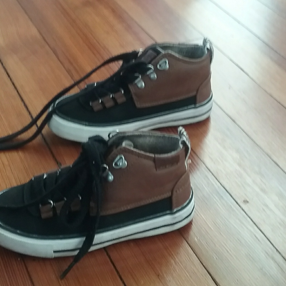 I am selling shoes